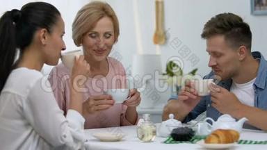 在茶话会期间，女孩向母亲介绍她的男朋友，这是第一印象